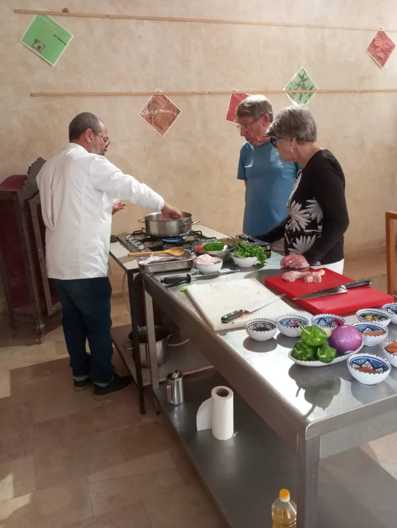 Le chef fait une démonstration au fourneau pendant un atelier