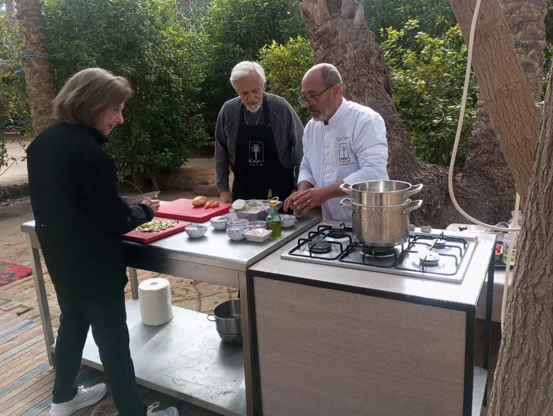 Atelier en plein air sous les palmiers, autour du plan de travail