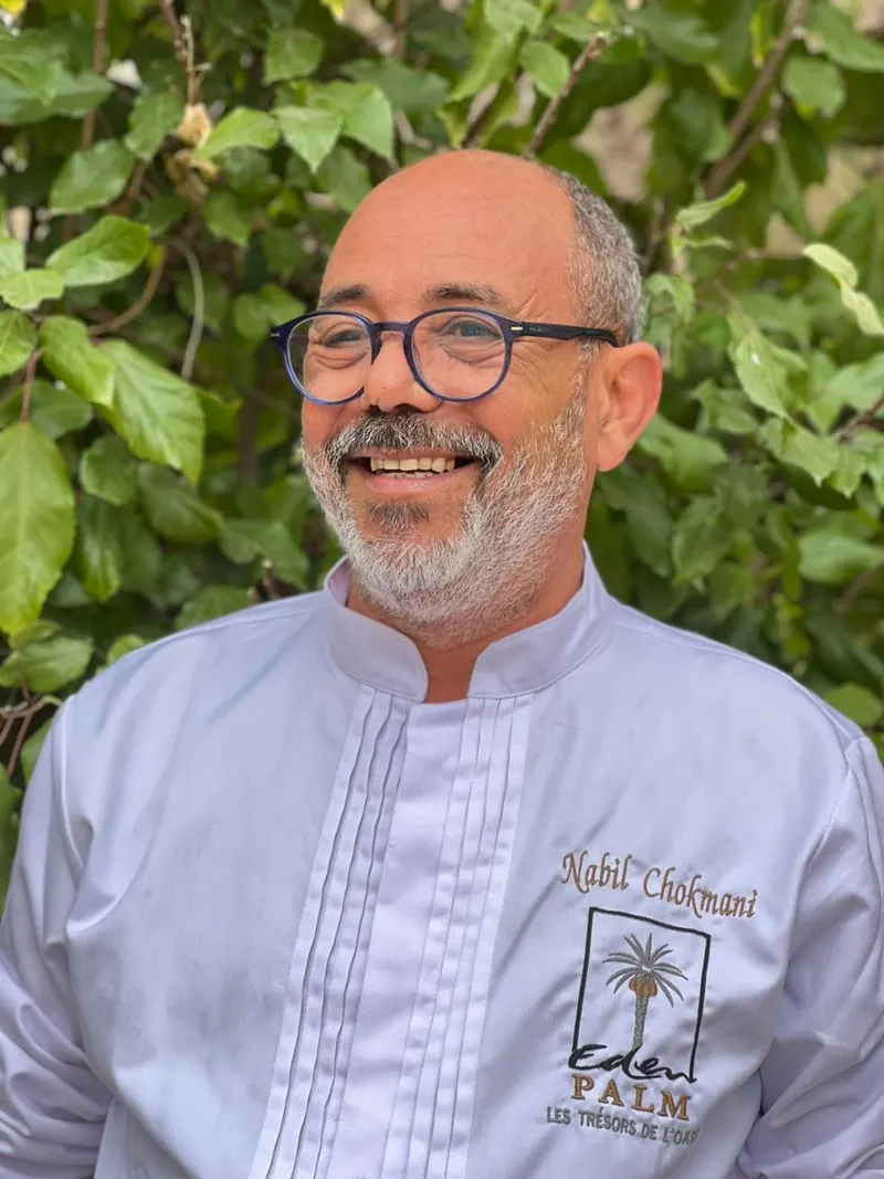 Portrait du chef de Villa Taouzert, souriant, en veste de cuisine