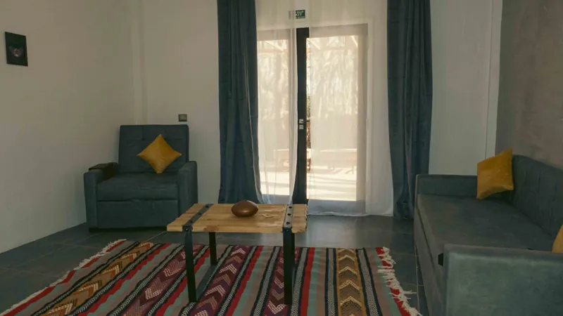 Le salon : canapé-lit, fauteuil-lit et kilim tissé à la main