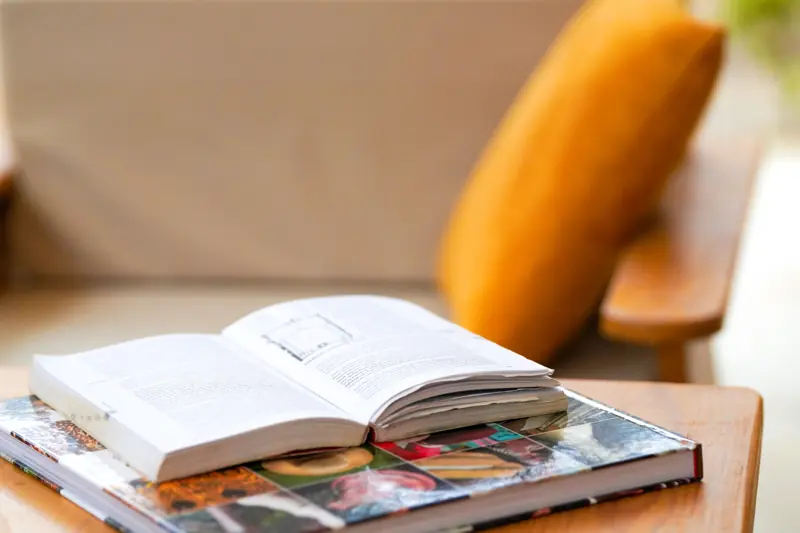 Un livre ouvert sur la table basse en bois