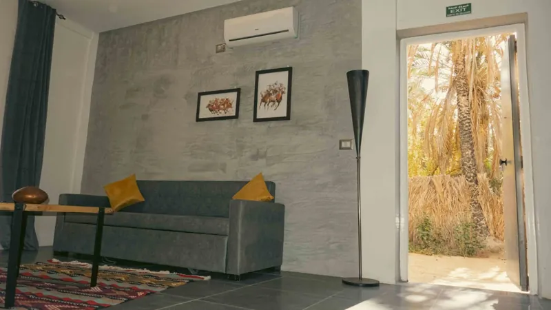Le salon, porte ouverte sur la palmeraie
